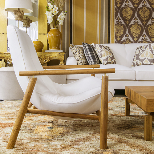 Poltrona casco em decoração dourada da coleção Golden Lush