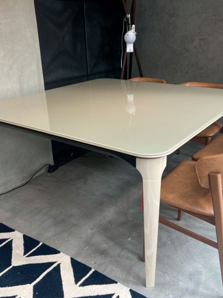 Mesa de Jantar Castro (Pronta-Entrega) - De R$21.400 Por R$6.420 - Image 1